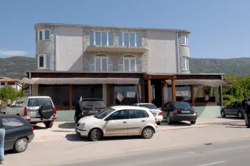 Mladiće ranio vlasnik lokala