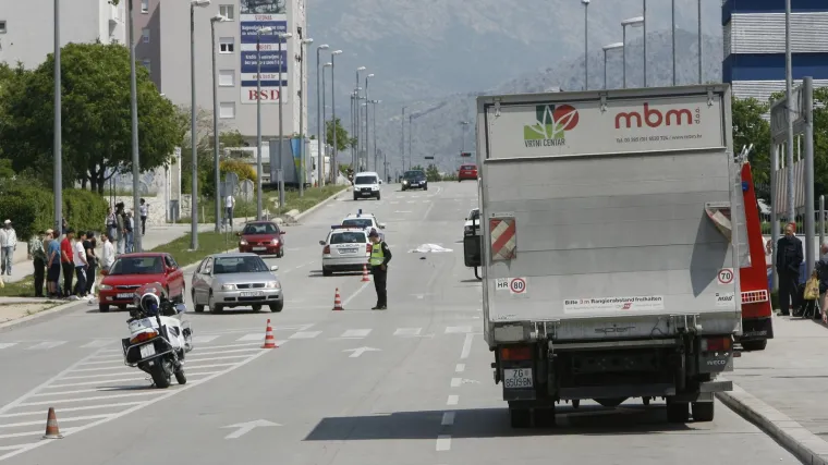 Kamionom je vukao po cesti 150 metara