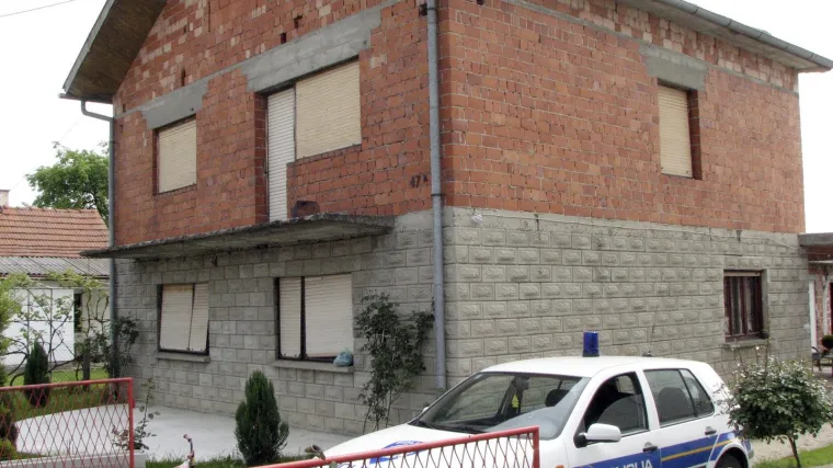 Pred dvoje djece zaklao ženu