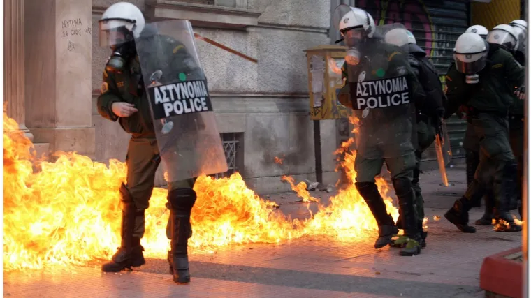 U Ateni eksplodirala bomba pred bankom