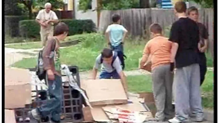 Djeca kutijama blokirala ulicu jer žele semafor