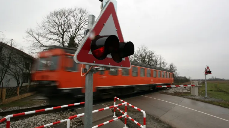 Vlak pregazio muškarca koji je ležao na pruzi