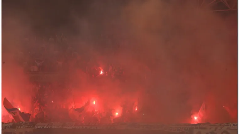 Navijači zapalili tribinu na Poljudu