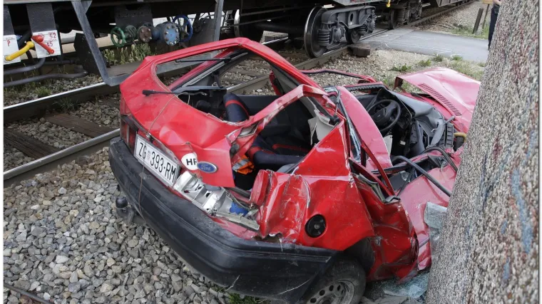 Mladići čudom preživjeli nalet vlaka