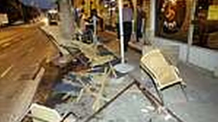 Autom "pomela" terasu kafića