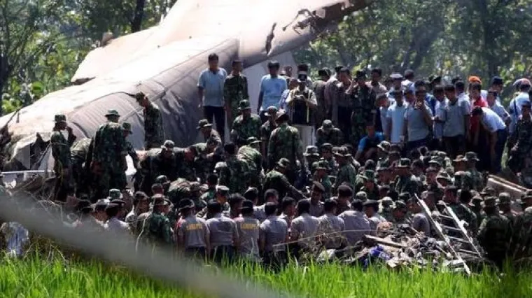 Vojni avion pao na kuće