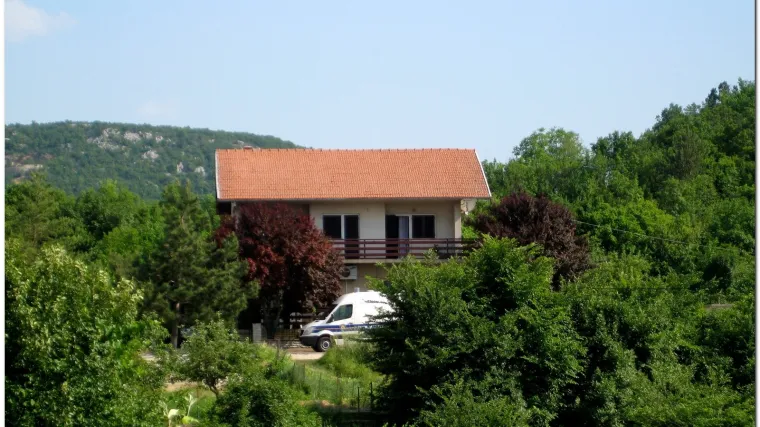 Prijetio da će bombom raznijeti ženu i dijete