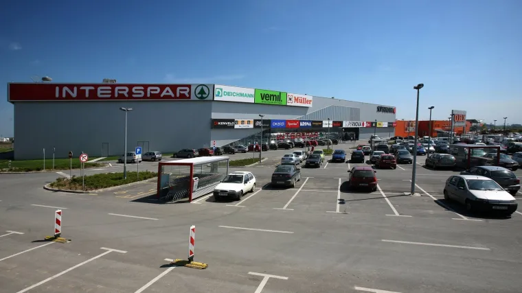 Ostavili dijete u užarenom autu