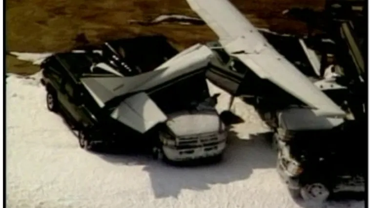 Zrakoplov pao na automobile