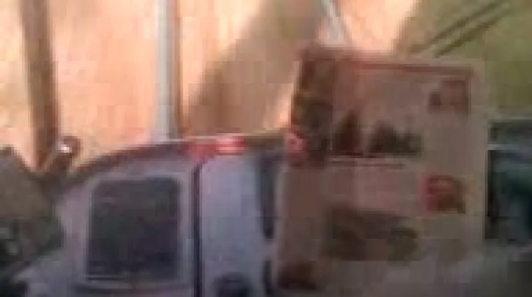 ZET-ovac čita novine dok vozi tramvaj