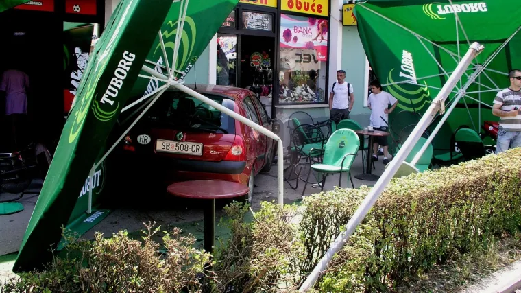 Autom pokosio goste na terasi kafića