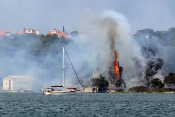 Planula vojarna u Puli, gorjeli krovovi