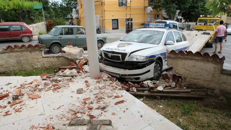 Policajac autom doletio u dvori&scaron;te