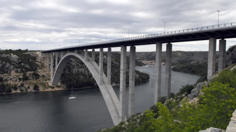 Rus kupio ledeni čaj pa se bacio s mosta