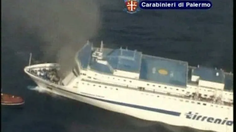 Na pučini planuo veliki trajekt