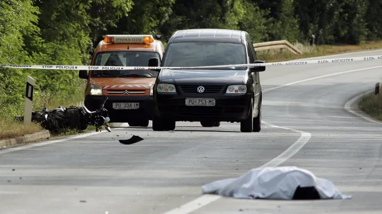 Mladić sletio s ceste i zabio se u stablo