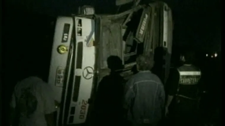 Autobus se survao u provaliju