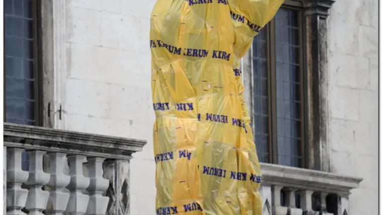 Marulića oblijepili Kerumovim vrećicama