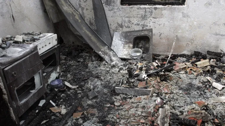 Zapalila šibicu, izgorjela joj kuća