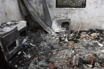 Zapalila šibicu, izgorjela joj kuća