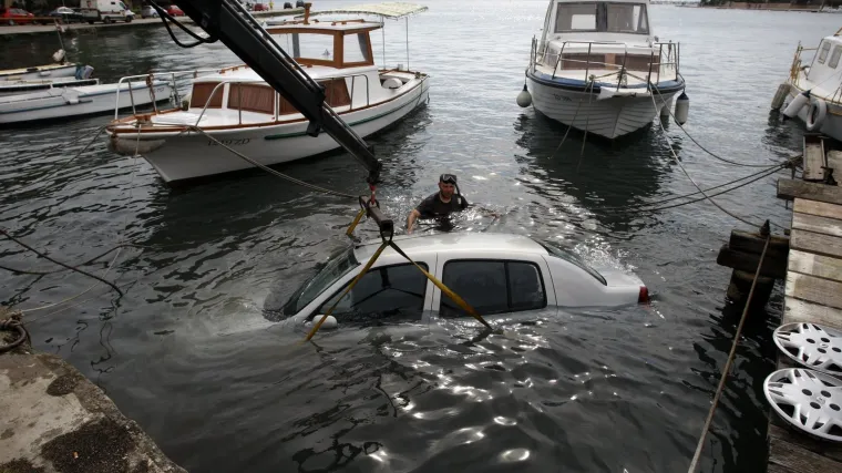 Zadranka auto parkirala među barke