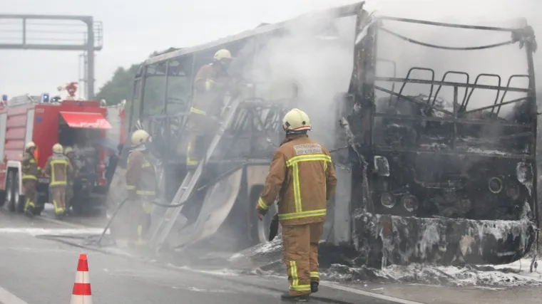 Na autoputu izgorio autobus