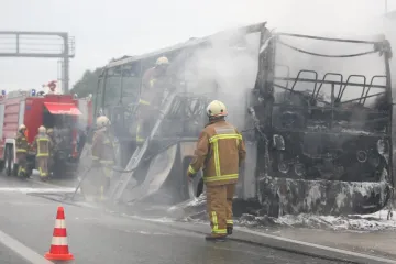 Na autoputu izgorio autobus