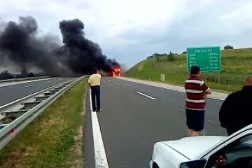 Na autoputu izgorio autobus 3