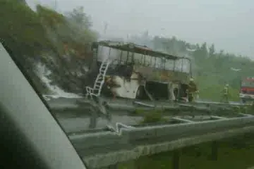 Na autoputu izgorio autobus