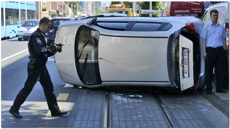Automobil se prevrnuo na Savskoj