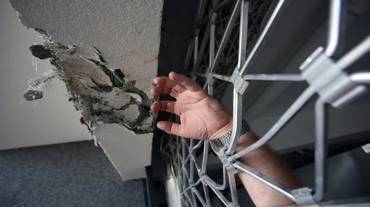 Garažna vrata zdrobila ruke djevojčici (12)