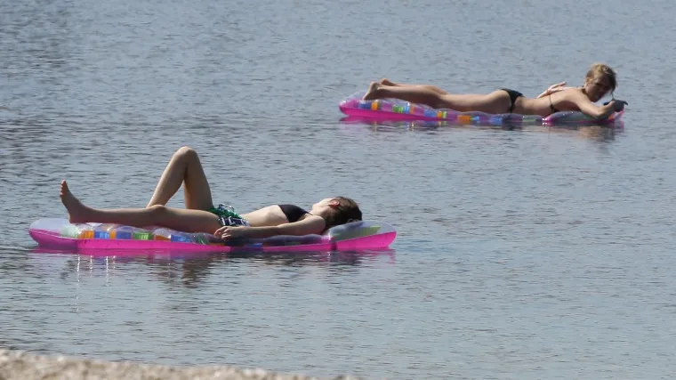 Na produženi vikend ide 400.000 radnika