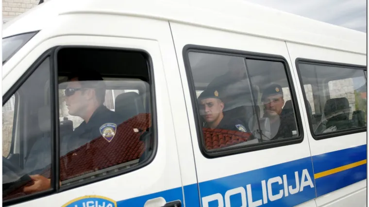 Oteo je, zarobio i 21 dan silovao