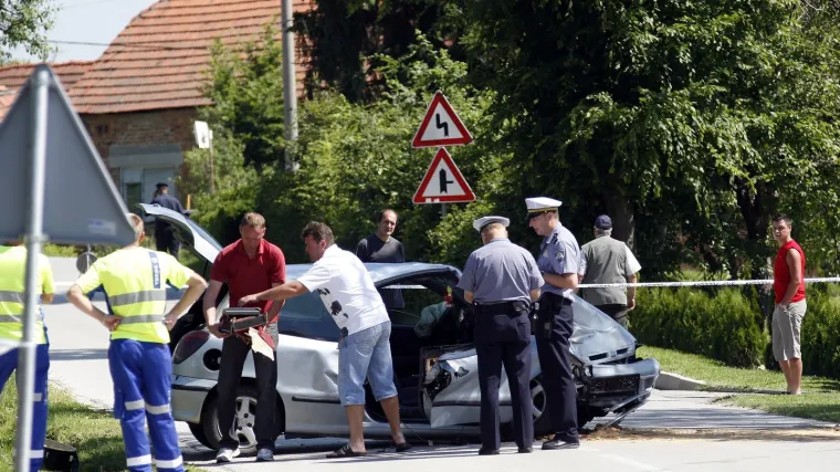 Pijan se zabio u drvo, poginuo suvozač