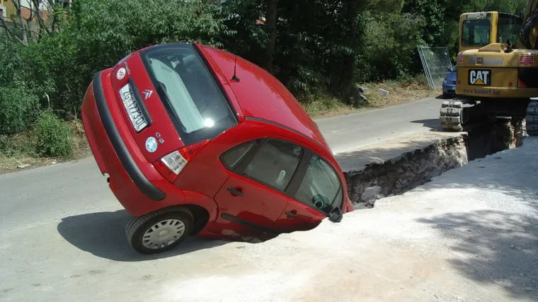 Upao u kanal uz rub ceste