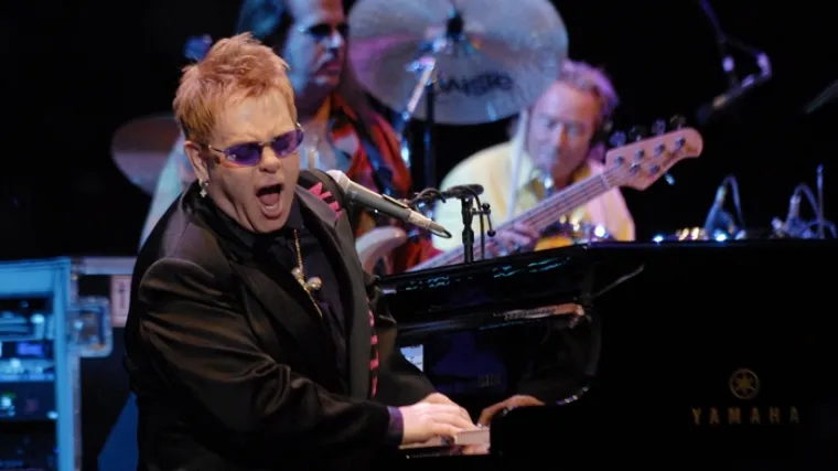 Elton John dobiva ulicu