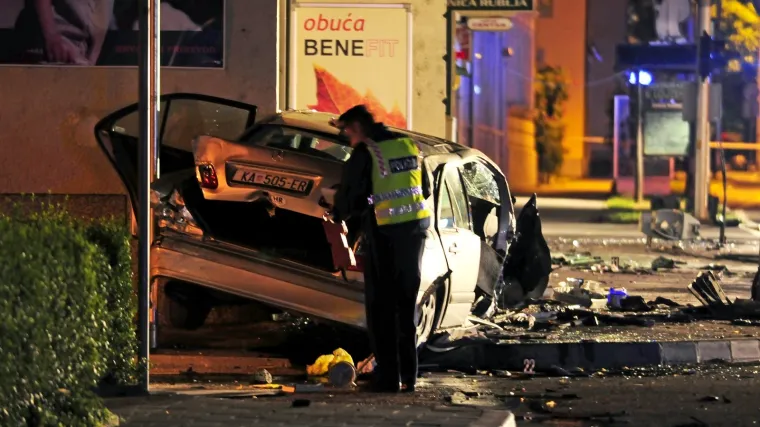 Taksistu pozlilo pa se zabio u djevojku?