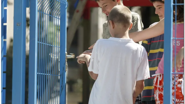 Dječaku kvaka probila prsa