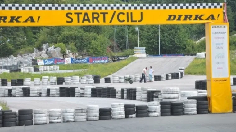 Poginula prateći utrku