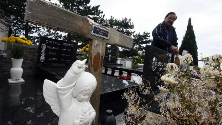 Vandali uni&scaron;tavali grobove