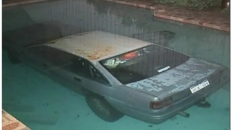 Parkirao u bazen i jedva se izvukao