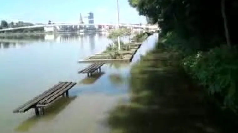 Provozao se biciklom po poplavljenoj &scaron;etnici