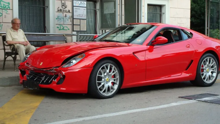 Slovenac usred Opatije razbio Ferrarija