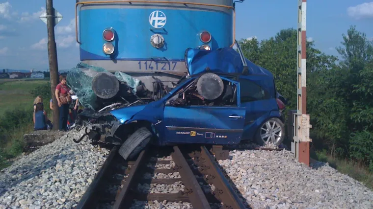 Vlak smrskao auto, kotači letjeli zrakom