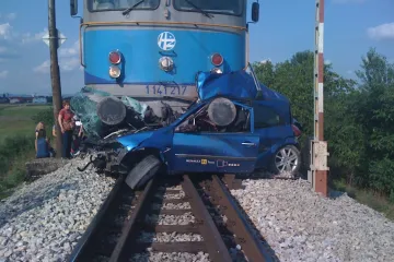 Vlak smrskao auto, kotači letjeli zrakom