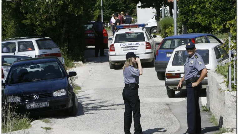 Ranjen vlasnik mjenjačnice, pljačka&scaron;i u bijegu