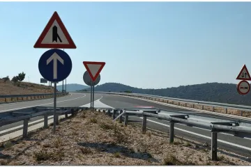 Plavi Golf jurio krivim smjerom autoputa