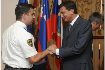 400 eura i medalja za hrabrog policajca