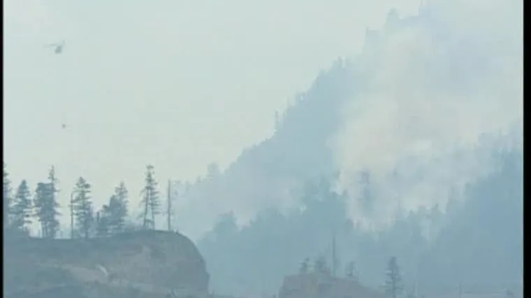 Tisuće bježe pred vatrom