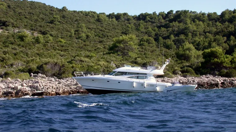 Srbi se jahtom nasukali kod Jelse